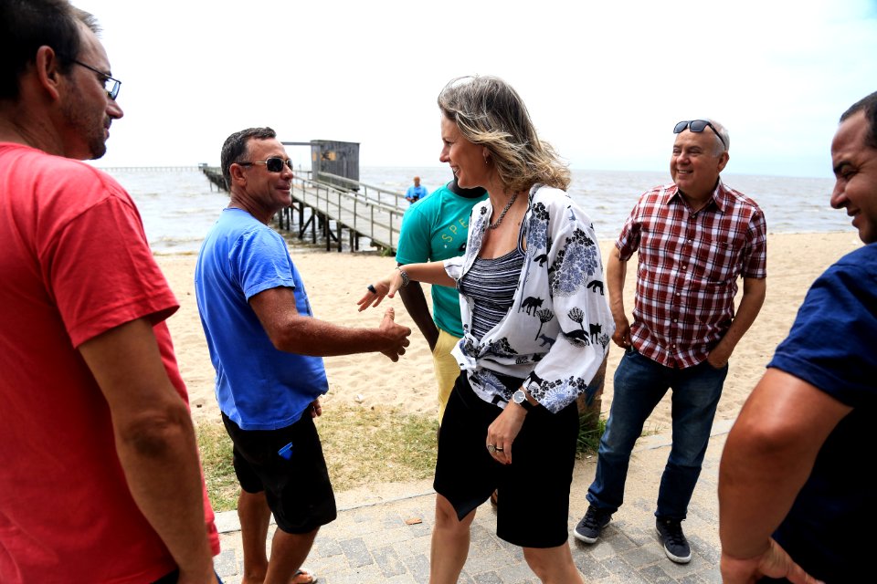 29.12.2017 - Prefeita Paula Mascarenhas durante visita e entrega da reforma do trapiche da praia do Laranjal