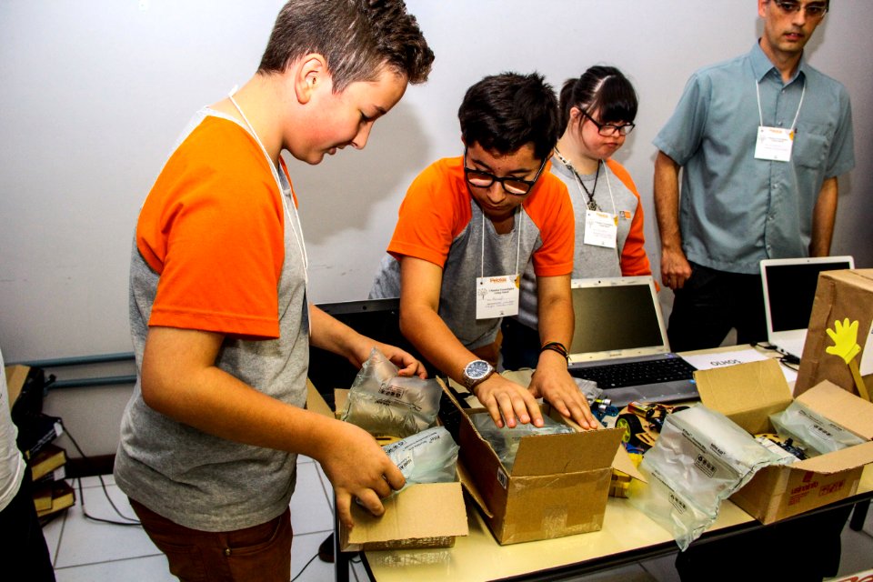 24.11.2017 - Estudantes da Rede Municipal recebem kits de robótica