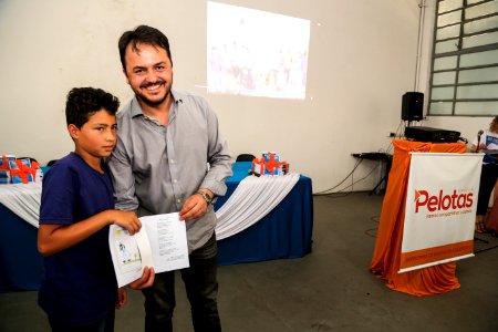 15.12.2017 - Prefeita Paula Mascarenhas e o vice Idemar Barz durante lançamento do livro "Da escola: uma proposta de paz"