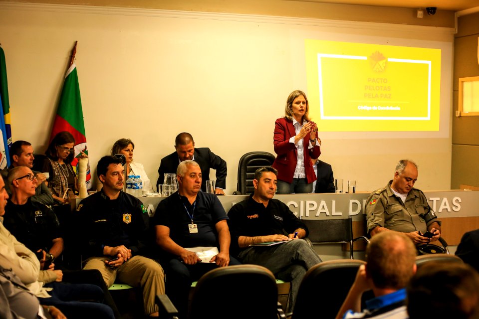30.11.2017 - Prefeita Paula Mascarenhas na entrega e apresentação do código de convivência aos vereadores