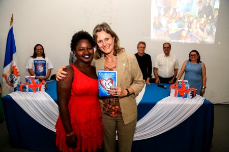 15.12.2017 - Prefeita Paula Mascarenhas e o vice Idemar Barz durante lançamento do livro "Da escola: uma proposta de paz"