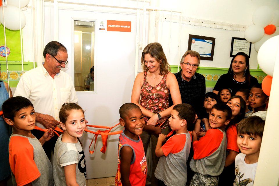 15.12.2017 - Prefeita Paula Mascarenhas e o vice Idemar Barz durante entrega do laboratório de Khan Academy da Escola Municipal Ensino Fundamental Carlos Laquintinie