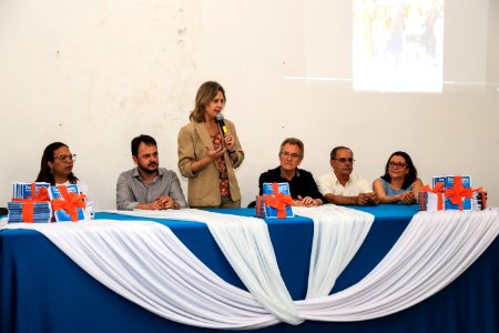 15.12.2017 - Prefeita Paula Mascarenhas e o vice Idemar Barz durante lançamento do livro "Da escola: uma proposta de paz"