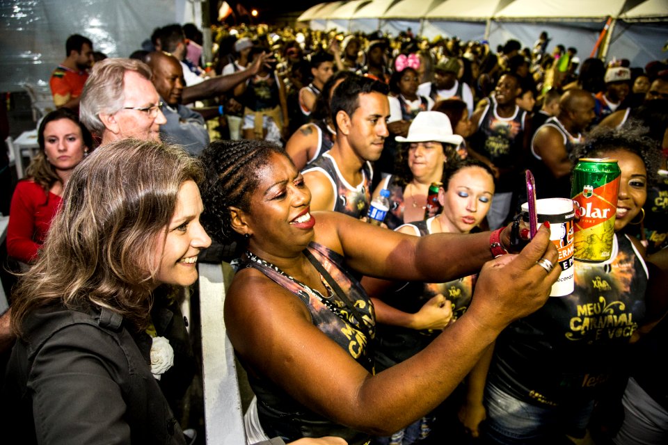 12.02.2018 - Prefeita Paula Mascarenhas e o vice Idemar Barz no segundo dia do Carnaval 2018 - Foto: Gustavo Vara