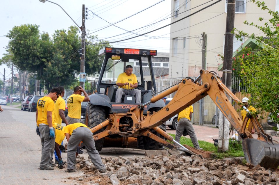 09.11.2017 - Obras de calçamento na avenida São Francisco de Paula