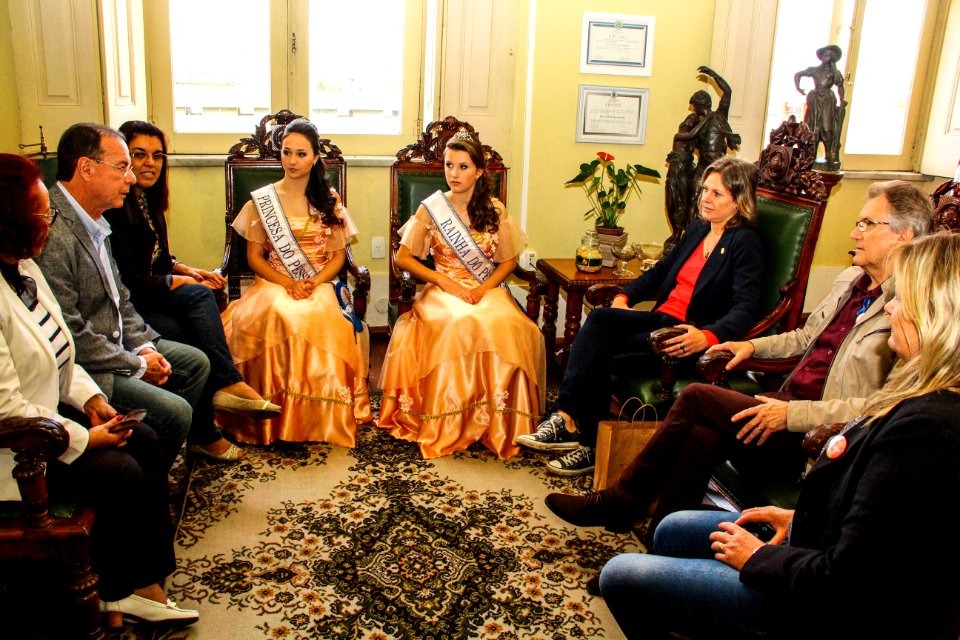 07.11.2017 - Prefeita Paula Mascarenhas e vice Idemar Barz recebem visita da Corte do Pêssego 2017