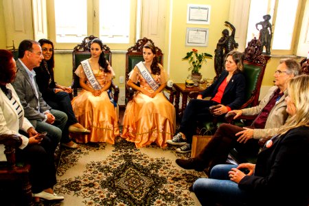 07.11.2017 - Prefeita Paula Mascarenhas e vice Idemar Barz recebem visita da Corte do Pêssego 2017