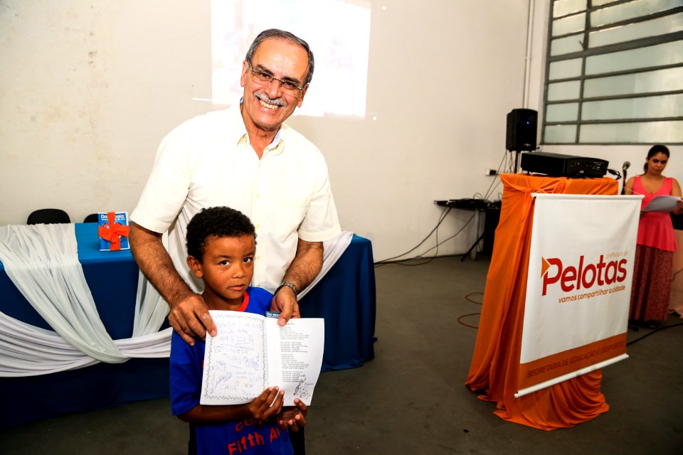 15.12.2017 - Prefeita Paula Mascarenhas e o vice Idemar Barz durante lançamento do livro "Da escola: uma proposta de paz"