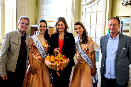 07.11.2017 - Prefeita Paula Mascarenhas e vice Idemar Barz recebem visita da Corte do Pêssego 2017