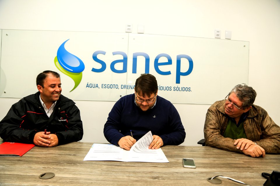 11.07.2018 - Presidente do SANEP, Alexandre Garcia durante assinatura de contrato para as obras de drenagem no Laranjal e na Bento e da aquisição de maquinários e veículos anunciados na 26ª Fenadoce - Foto: Gustavo Vara