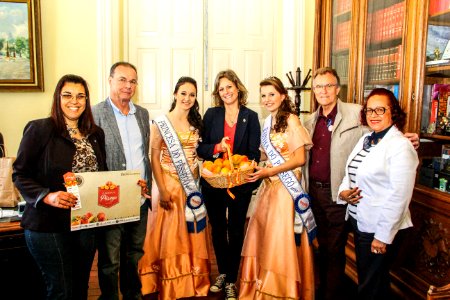 07.11.2017 - Prefeita Paula Mascarenhas e vice Idemar Barz recebem visita da Corte do Pêssego 2017