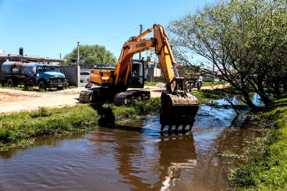 31.10.2017 - Limpeza do canal da 29 no Val Verde
