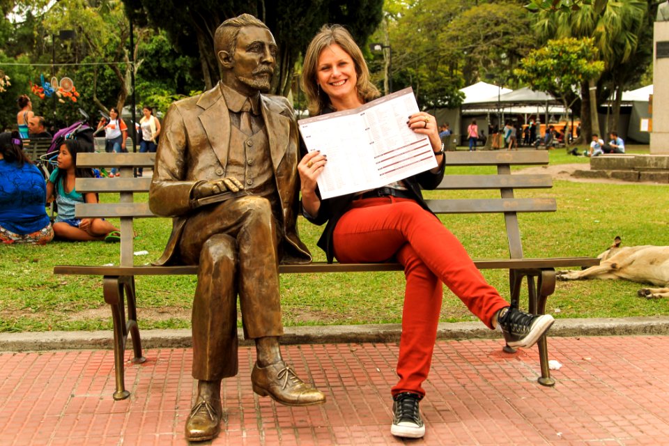 03.11.2017 - Prefeita Paula Mascarenhas ao lado da estátua de Simões Lopes Neto na divulgação da programação da 45ª Feira do Livro de Pelotas