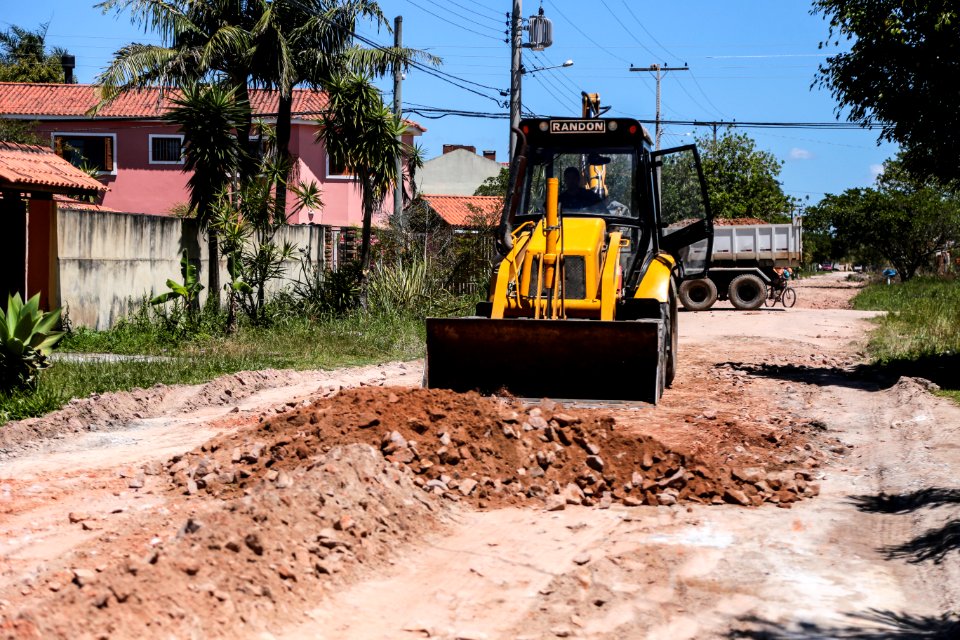 22.11.2017 - Colocação de saibro na rua Novo Hamburgo no bairro Laranjal