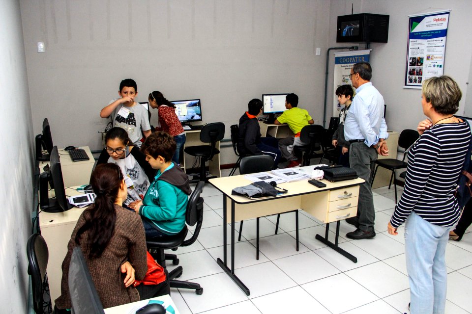 24.11.2017 - Estudantes da Rede Municipal recebem kits de robótica