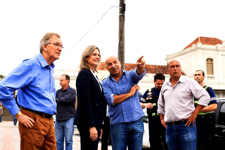 09.05.2018 - Prefeita Paula Mascarenhas e o vice Idemar Barz durante caminhada de entrega do novo terminal da Estação Férrea - Foto: Gustavo Vara