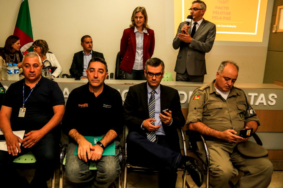 30.11.2017 - Prefeita Paula Mascarenhas na entrega e apresentação do código de convivência aos vereadores