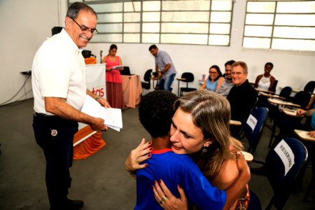 15.12.2017 - Prefeita Paula Mascarenhas e o vice Idemar Barz durante lançamento do livro "Da escola: uma proposta de paz"
