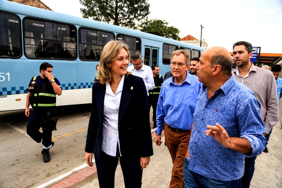 09.05.2018 - Prefeita Paula Mascarenhas e o vice Idemar Barz durante caminhada de entrega do novo terminal da Estação Férrea - Foto: Gustavo Vara
