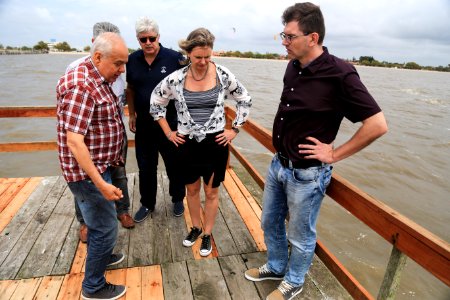 29.12.2017 - Prefeita Paula Mascarenhas durante visita e entrega da reforma do trapiche da praia do Laranjal