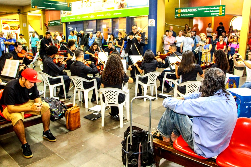 18.01.2018 - Orquestra de Câmara do Sesc/MG se apresenta na Rodoviária de Pelotas