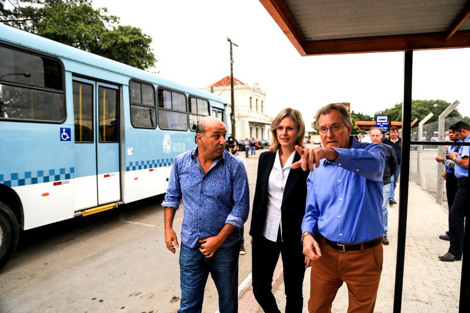 09.05.2018 - Prefeita Paula Mascarenhas e o vice Idemar Barz durante caminhada de entrega do novo terminal da Estação Férrea - Foto: Gustavo Vara