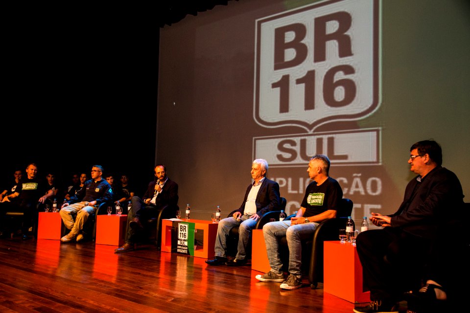 20.04.2018 - Painel: Duplicação BR 116 Urgente - Foto: Gustavo Vara