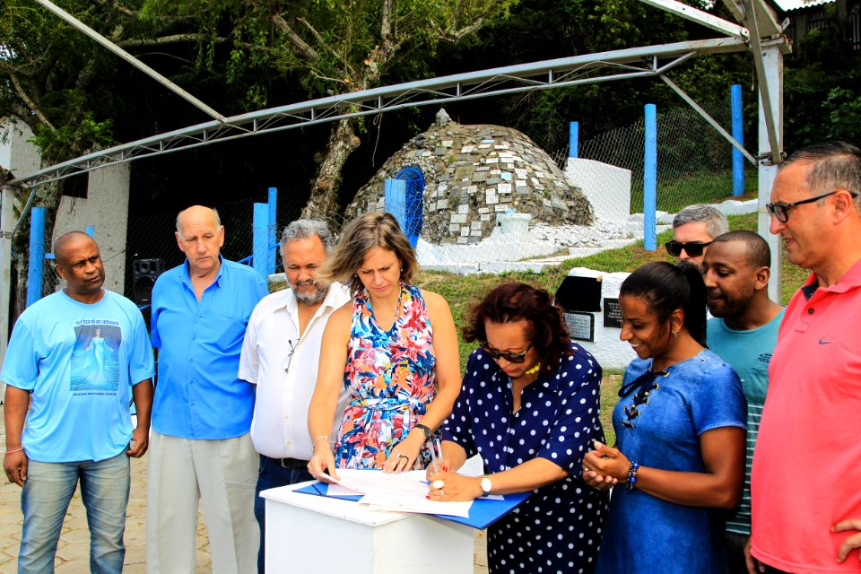 31.01.2018 - Prefeita Paula Mascarenhas durante entrega e instalação da placa no monumento à Iemanjá - Foto: Gustavo Vara