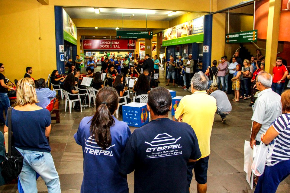 18.01.2018 - Orquestra de Câmara do Sesc/MG se apresenta na Rodoviária de Pelotas