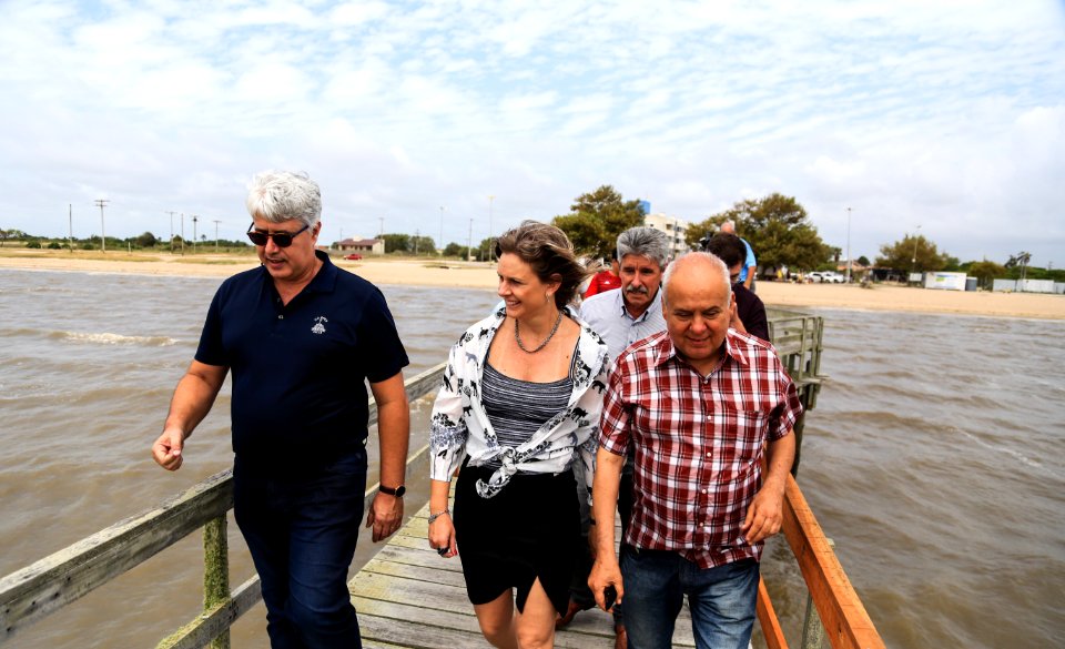 29.12.2017 - Prefeita Paula Mascarenhas durante visita e entrega da reforma do trapiche da praia do Laranjal