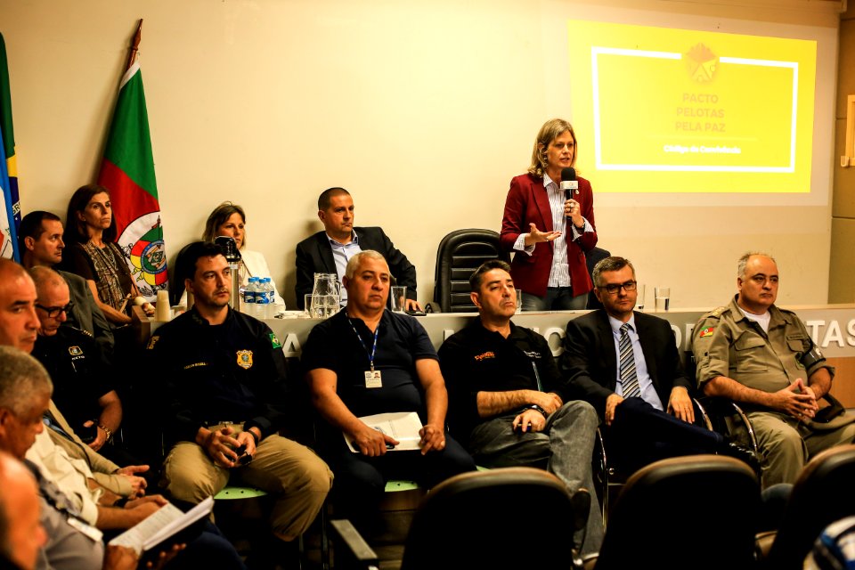 30.11.2017 - Prefeita Paula Mascarenhas na entrega e apresentação do código de convivência aos vereadores