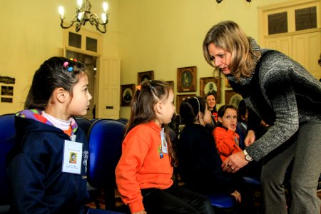 22.06.2018 - Prefeita Paula Mascarenhas recebe visita das crianças da Escola Criança Amada - 14 crianças - atividade da letras - letra P - Foto: Gustavo Vara