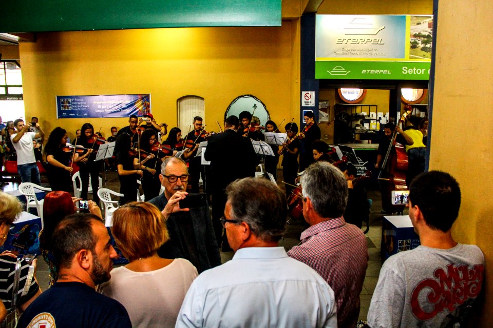 18.01.2018 - Orquestra de Câmara do Sesc/MG se apresenta na Rodoviária de Pelotas