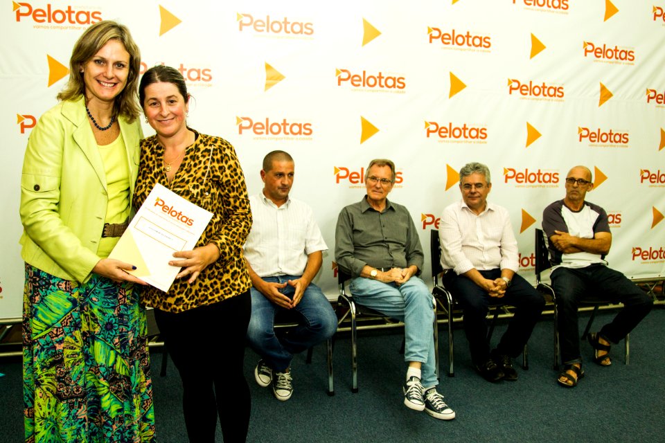 24.04.2018 - Prefeita Paula Mascarenhas e o vice Idemar Barz durante entrega da regularização fundiária do Loteamento Rui Bigliardi - Foto: Gustavo Vara