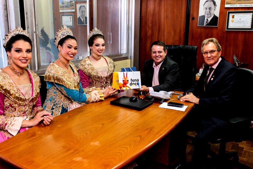 16.05.2018 - Vice prefeito Idemar Barz realiza entrega do Convite da Fenadoce 2018 com a Corte e CDL para o Governador do RS e Deputados Estaduais - Foto: Gustavo Mansur