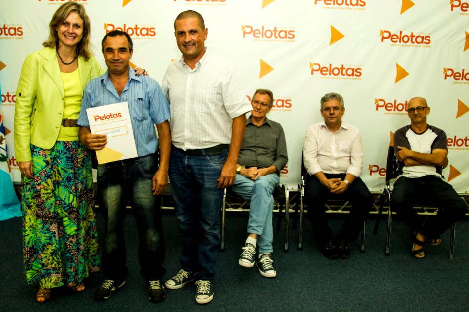 24.04.2018 - Prefeita Paula Mascarenhas e o vice Idemar Barz durante entrega da regularização fundiária do Loteamento Rui Bigliardi - Foto: Gustavo Vara