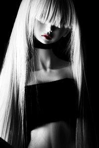 Model elegant black and white