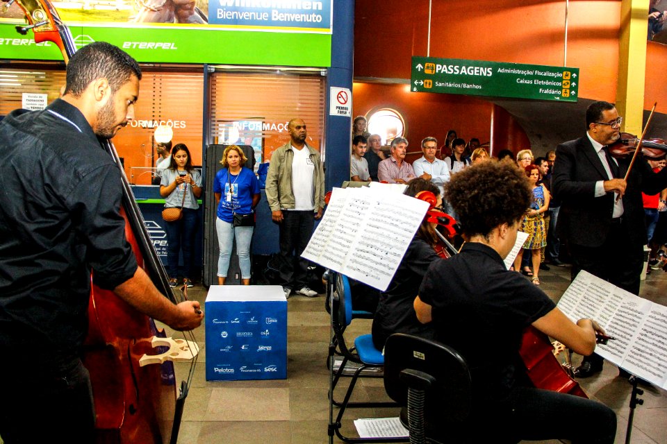 18.01.2018 - Orquestra de Câmara do Sesc/MG se apresenta na Rodoviária de Pelotas