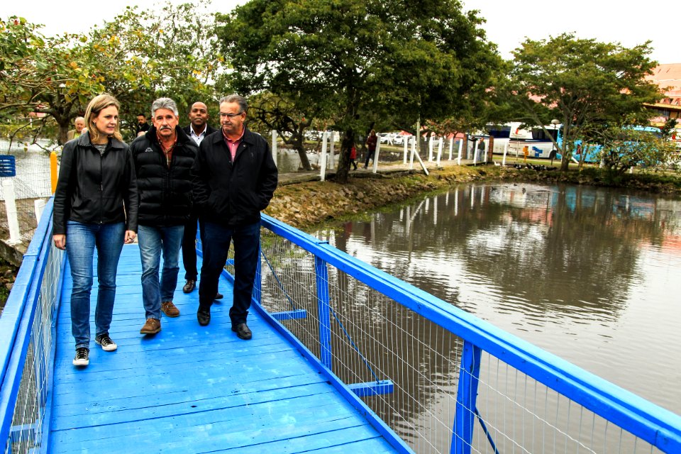 18.05.2018 - Prefeita Paula Mascarenhas acompanhada do Diretor Presidente da Eterpel, Jorge Vasques realizam a reinauguração da ponte e área de recreação infantil do terminal rodoviário de Pelotas - Foto: Gustavo Vara