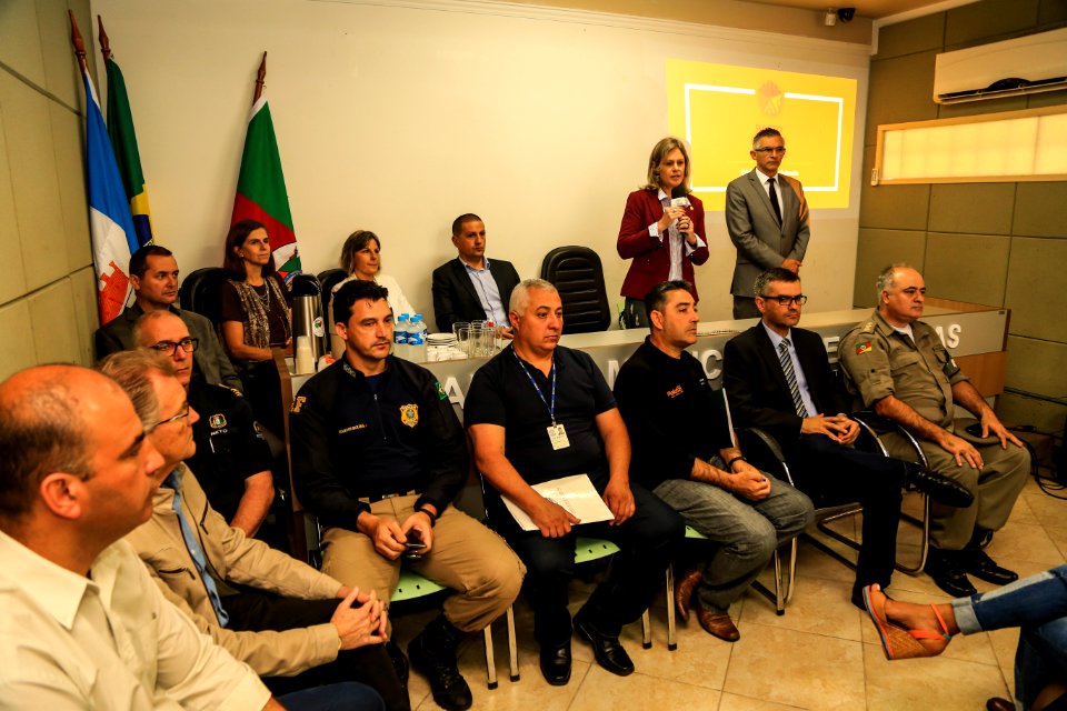 30.11.2017 - Prefeita Paula Mascarenhas na entrega e apresentação do código de convivência aos vereadores
