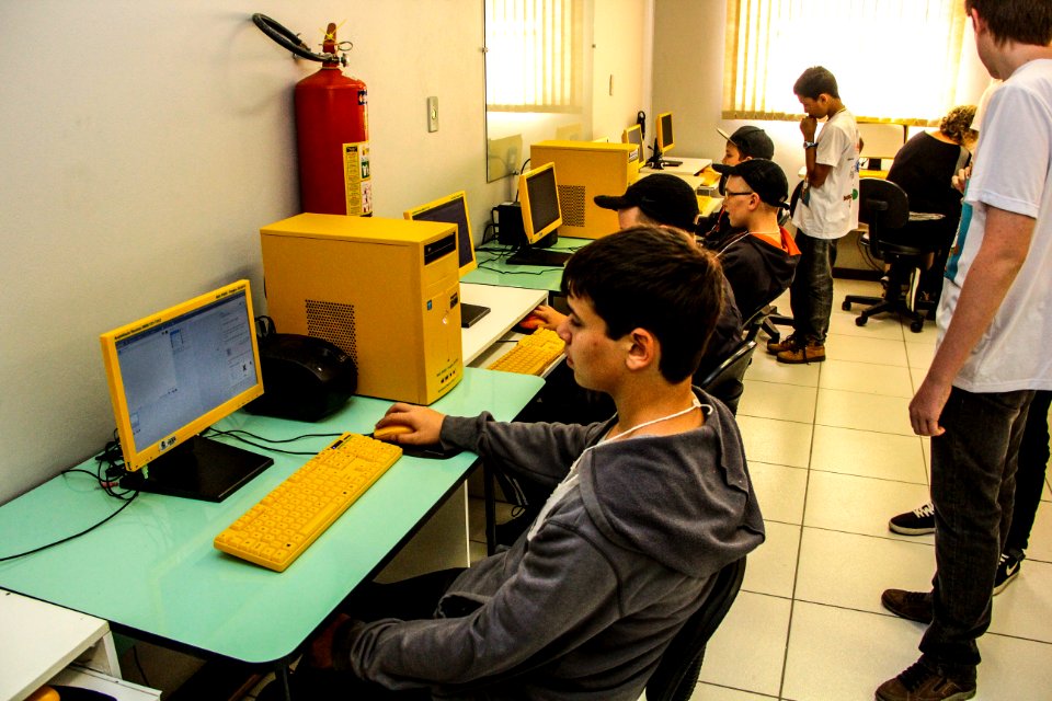 24.11.2017 - Estudantes da Rede Municipal recebem kits de robótica