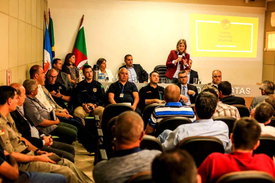 30.11.2017 - Prefeita Paula Mascarenhas na entrega e apresentação do código de convivência aos vereadores