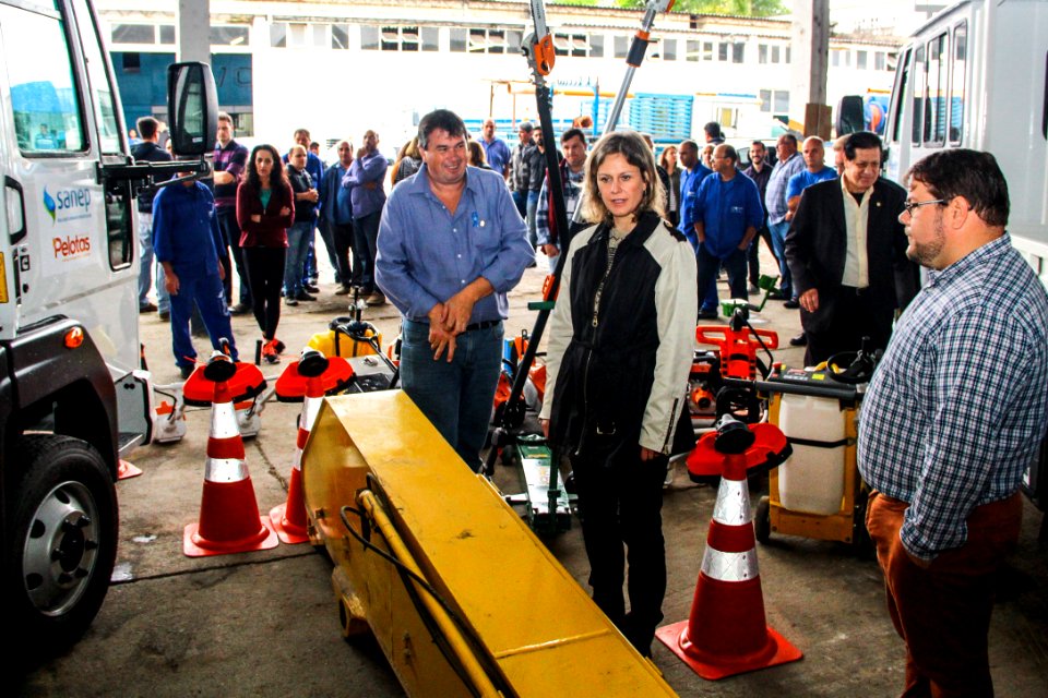 08.11.2017 - Prefeita Paula Mascarenhas e vice Idemar Barz na entrega de equipamentos de trabalho e dois caminhões do SANEP