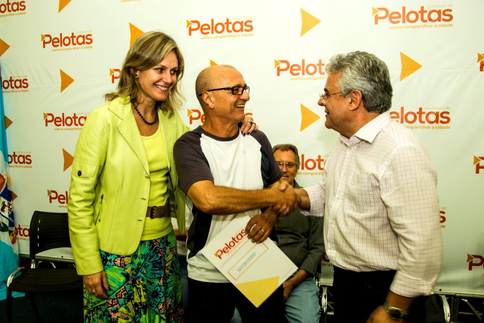 24.04.2018 - Prefeita Paula Mascarenhas e o vice Idemar Barz durante entrega da regularização fundiária do Loteamento Rui Bigliardi - Foto: Gustavo Vara
