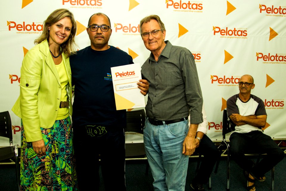 24.04.2018 - Prefeita Paula Mascarenhas e o vice Idemar Barz durante entrega da regularização fundiária do Loteamento Rui Bigliardi - Foto: Gustavo Vara