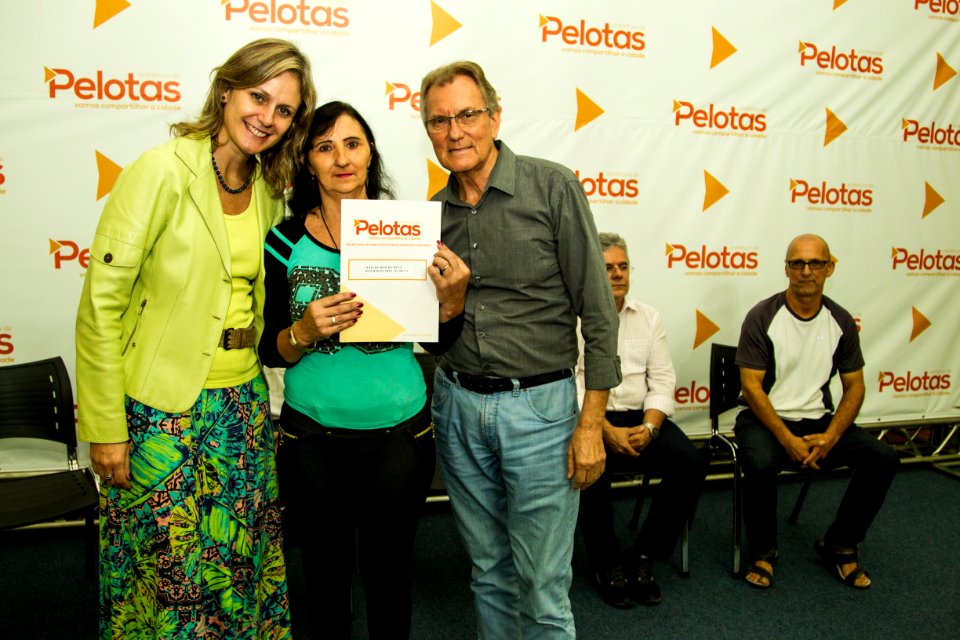 24.04.2018 - Prefeita Paula Mascarenhas e o vice Idemar Barz durante entrega da regularização fundiária do Loteamento Rui Bigliardi - Foto: Gustavo Vara