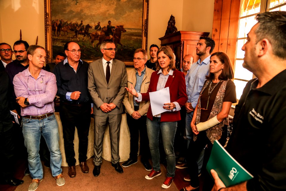 30.11.2017 - Prefeita Paula Mascarenhas na entrega e apresentação do código de convivência aos vereadores