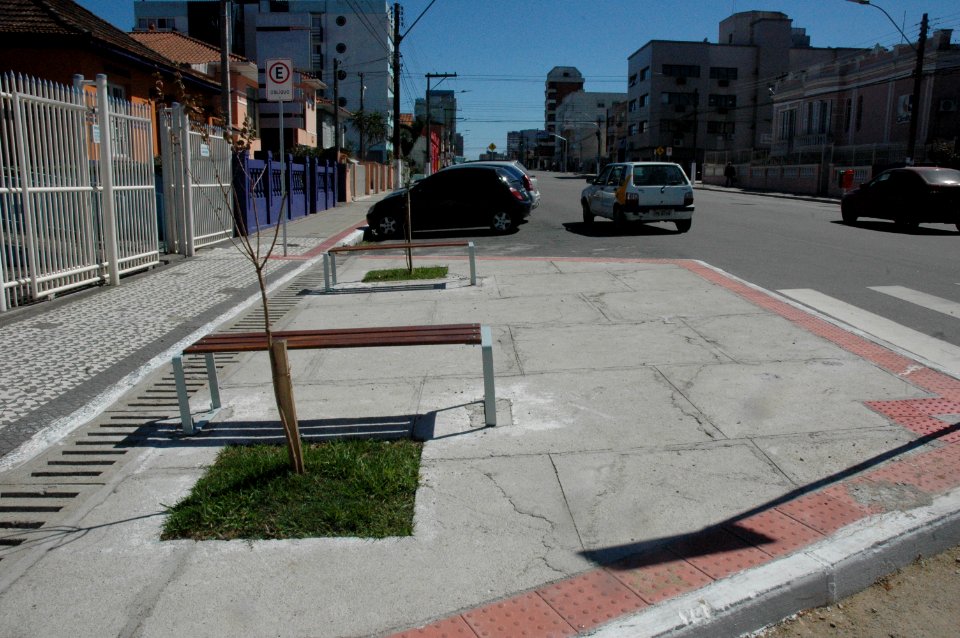 28.11.2017 - Novos bancos na rua General Osório - mobiliário urbano e paisagismo