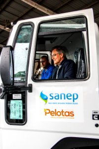 08.11.2017 - Prefeita Paula Mascarenhas e vice Idemar Barz na entrega de equipamentos de trabalho e dois caminhões do SANEP