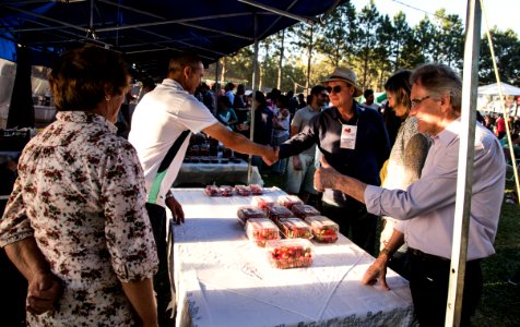 12.11.2017 - 1ª Festa do Morango é atração na comunidade do Redentor, na Estrada da Gama, localizada no Monte Bonito. Com a presença do secretário muncipal Jair Seidel, vice prefeito Idemar Barz e a prefeita Paula Mascarenhas